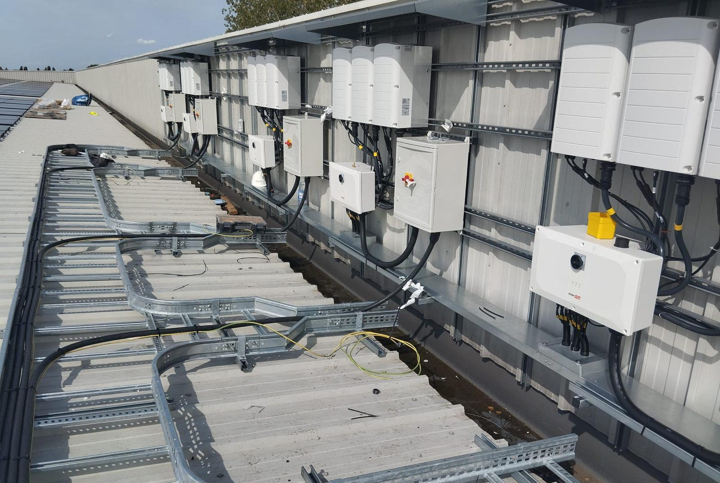 HelloFresh Derby rooftop with inverters and cable management by Green Teams Europe
